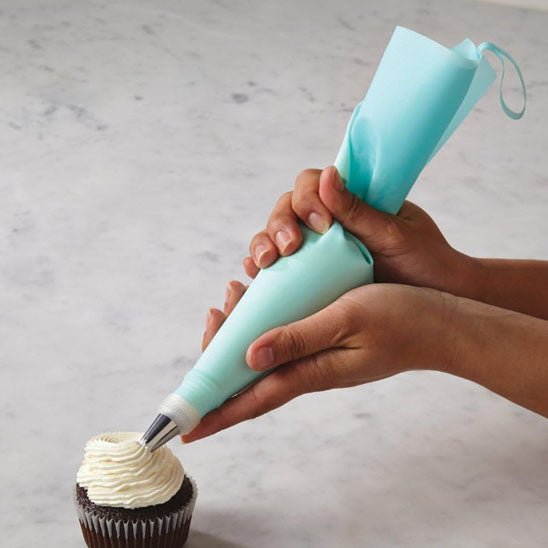 poche a douille bleu décoration cupcake