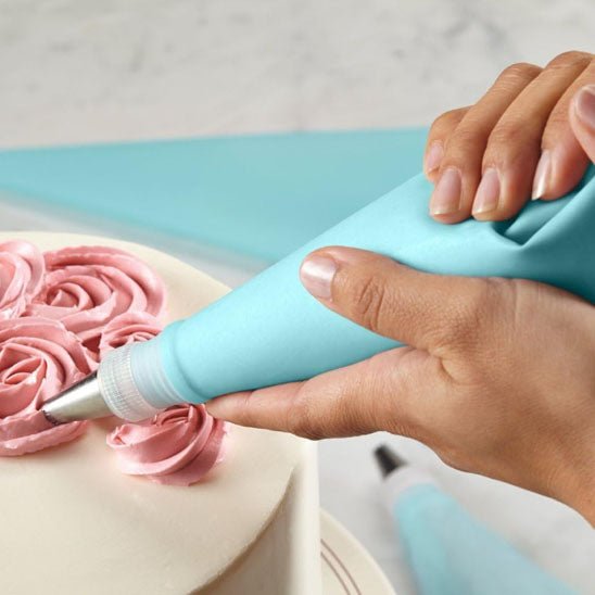 poche a douille bleu décoration gâteau