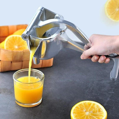 presse agrume qui presse une orange