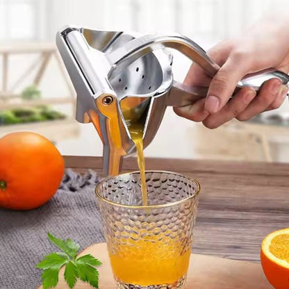 presse agrume qui verse le jus dans un vers